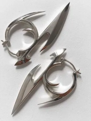 Silberne Gothic Dart Charakter Ohrringe